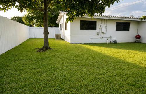 Modern Miami Home l Sleeps 12 l Free Parking - Photo 57
