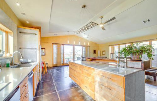 Mtn-View Home with Fenced Backyard in Rimrock! - Foto 11