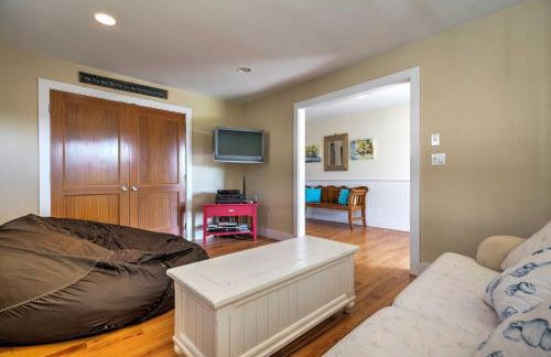 Luxe Waterfront East Quogue Home with Beach On-Site! - Foto 11