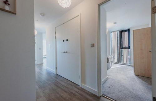 Stylish Skyline Apartment - 2 Bed, 2 Bath, Gym, Concierge in City Centre - Foto 9