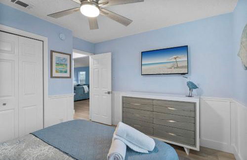 March Sale! Walk to Beach - Large Private Yard - Fire Pit - Dog Friendly - Foto 10