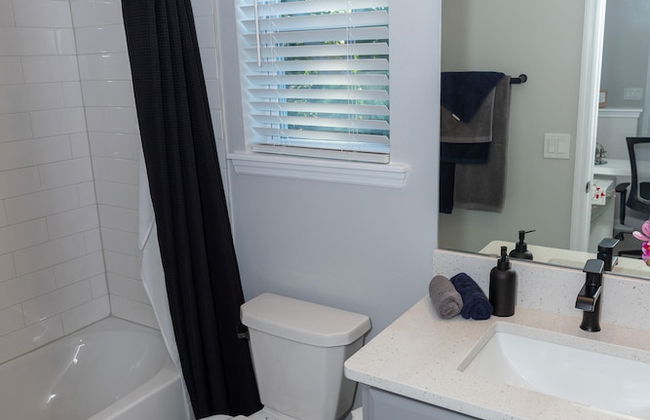 Pet Friendly Modern Zen Studio Retreat W/ Hot Tub! Home by RedAwning - Foto 27