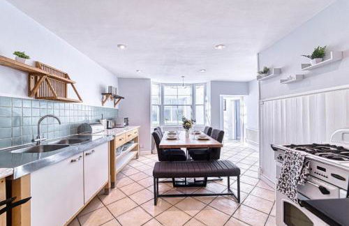 The Stylish Gem of Bath - Sleeps 10 - Photo 9