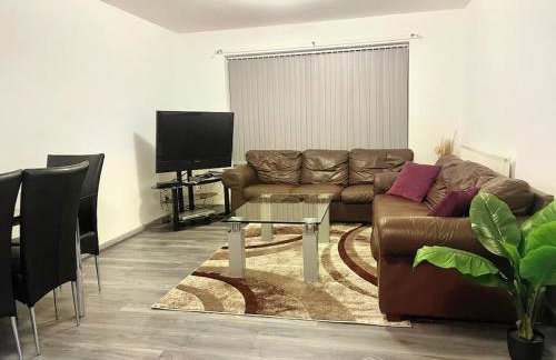 Lovely 3 Bed Ground Floor Apartment Near QE Hospital Harborne Birmingham New - Photo 20