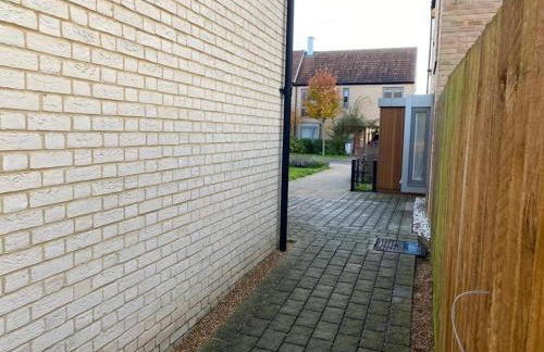 Homely, Cosy & Contemporary 4 BDR house with Garden & Parking 5 mins drive to Addenbrookes & Papworth hospitals & Bio Medical campus - Foto 33