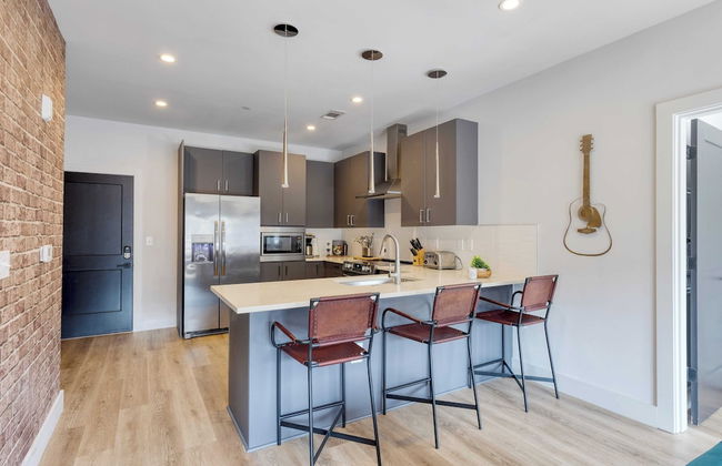 Sleeps 18 3 Modern Midtown Apartments w/ Gym + Pool Walkable to Shops & Eats - Foto 19