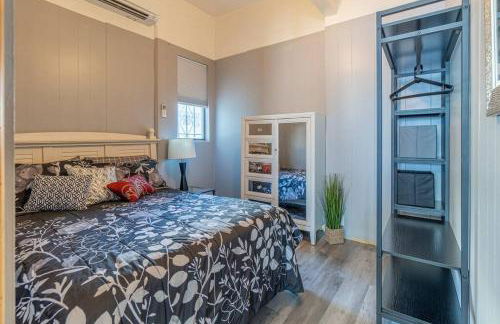 Rustic 3-Bedroom, 1.5-Bath Oasis by Downtown - Foto 8