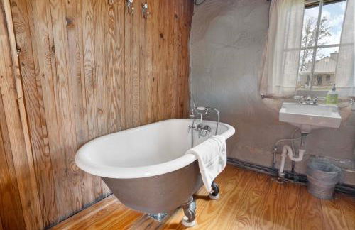 Rustic Baileys Retreat Cabin Near Wineries! - Foto 17