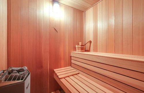 Lake View Champlain Home with Hot Tub and Sauna! - Foto 30