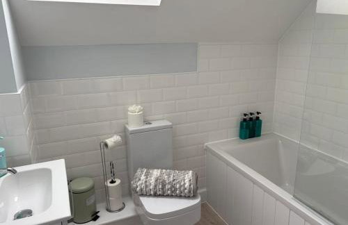 Central 2BR Home with Parking near Ferry - Foto 22