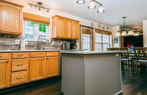 Gorgeous Cozy 5 Bedroom House with Hottub,Lake,Pool - Foto 41