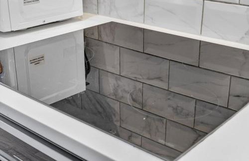 City Centre 2BR Apt with Balcony Access and Free Parking - Foto 9