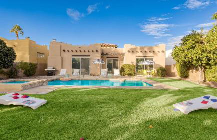 Pool + Hot Tub, Yard, Games Chic Midcentury Design Painted Sand by Avantstay - Foto 56