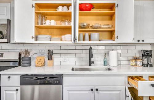 Fenced & Pet-Friendly! Modern 2BR Retreat! CLE-BW - Foto 20