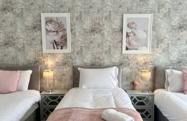 Large Five Bedroom Home with parking - Foto 5