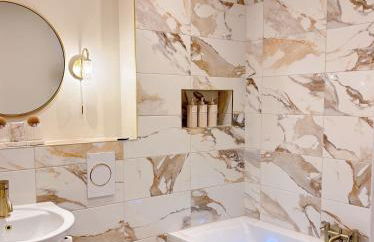 Luxury 2 bedroom Leeds City Apartment with Free parking & Jacuzzi bath - Foto 17