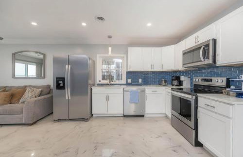 Lakefront Gem Cozy Stay w Dock Sunset Views - Foto 8