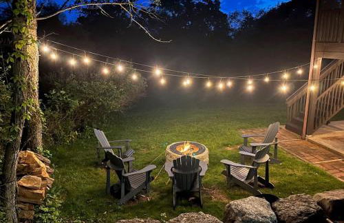 Secluded 4 bedroom with hot tub minutes from campus - Foto 4