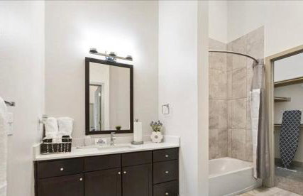 Serene Frisco Apt with Pool, EV Charger and Gym - Foto 2