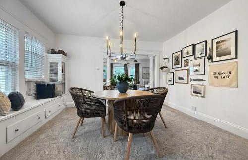 Chic Lakeside Retreat Steps from the Beach - Foto 7