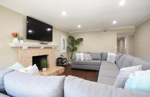 Highly Upgraded, 5 Bed, 4.5 ba, New Pool W/jacuzzi, 1/2 Mile Walk to Disney - Photo 51