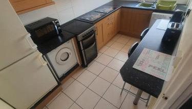 "Snooze Central" - City Centre Apartments above Victoria Centre Shopping Centre with full Kitchen in Milton Street - up to 4 Beds - most Central Location next to the Hilton Hotel - Parking for Cars or Vans from Five Pounds a day - Sunday 1pm Check-Out - Foto 3