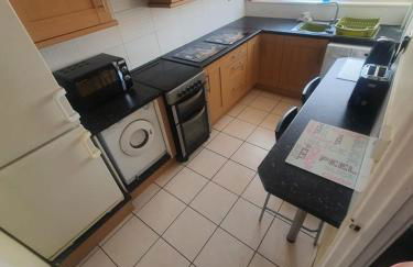 "Snooze Central" - City Centre Apartments above Victoria Centre Shopping Centre with full Kitchen in Milton Street - up to 4 Beds - most Central Location next to the Hilton Hotel - Outdoor Parking for Cars or Vans five pounds a day - Sunday 1pm Check-Out - Photo 3