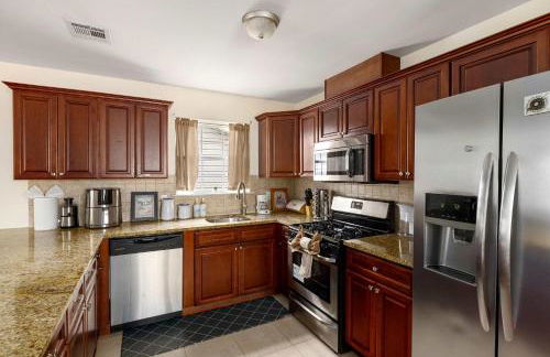 Newark Gem Pearl 3BR, 2BA - Sleeps 10 - Walk to Prudential Center and Newark Penn Station, Near EWR and American Dream Mall, includes WiFi - Laundry - Backyard - Gym - Foto 6
