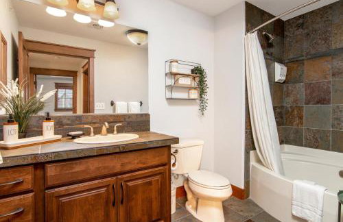 Modern Riverstone Condo with Grand Deck - Steps to Shops, Restaurants, Trails and River - Foto 17