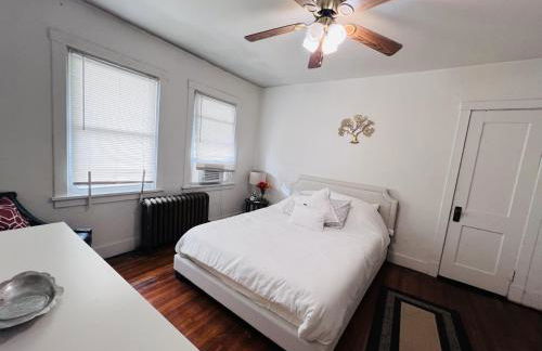 Charming 3 Bedroom Cottage Apartment in a Tudor-Style Home - Foto 14