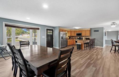 Arvada Retreat + 6 BD + Movie Theater - Photo 33