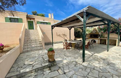 Family D 3 bedroom house with BBQ&Patio in huge estate! - Photo 1