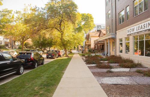 East Side Luxury 1BR Apt - Near Brady and Fiserv with Balcony - Foto 19