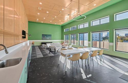 New Downtown Luxury APT ' 2 King Beds, Free Parking, Fast Wi-Fi & Gym Access! - Foto 37