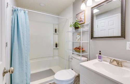 Beachy Home in Heart of Beaufort with Pool Access - Foto 10