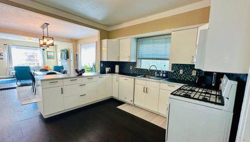 3-Bedroom, Prime Location, Private Backyard! - Foto 4, stove, dishwasher, toaster