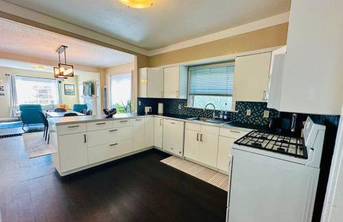 3-Bedroom, Prime Location, Private Backyard! - Foto 4