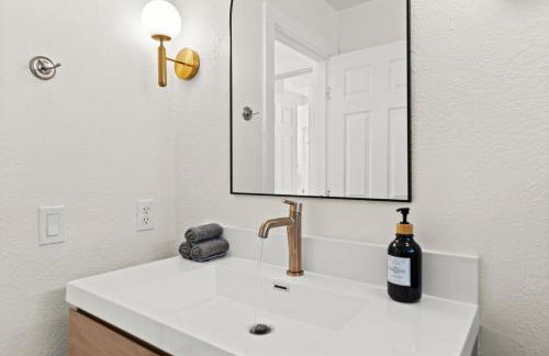 Recently Upgraded House with King Suite, quiet NBHD, Fast Wifi, and Yard - Foto 32