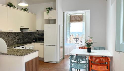 SC Apartamento céntrico con balcón - Photo 4, stove, minibar