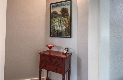 Bandera Bungalow - River, Downtown, Peaceful fenced corner lot! King bed! - Foto 10