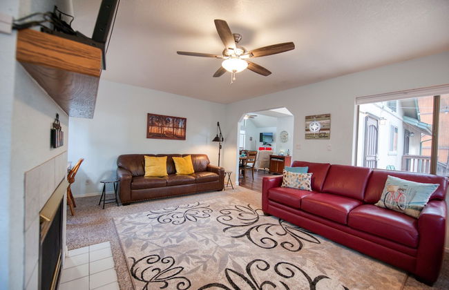 Home In The Pines Near Downtown w Hottub - Foto 8