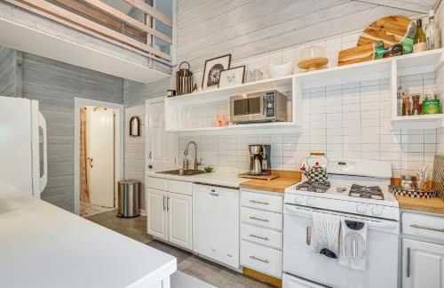 Serene Holmes Cottage Near Lakes and Trails! - Foto 7