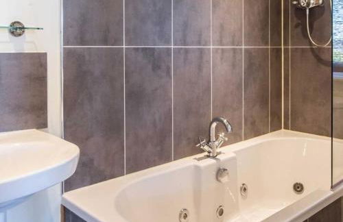 Spacious holiday home with stunning sea views - Photo 21