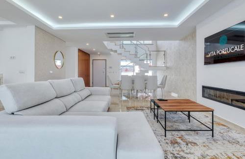 Vita Portucale ! Chic Luxe Villa with Saltwater Pool - Foto 43