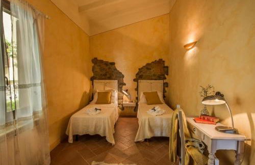 Elegant And Refined Villa With A Beautiful Blue Pool - Photo 19