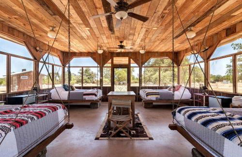 Luxury Airstream Campsite Nestled Beneath Oak Trees Outside of Austin, Texas - Foto 26