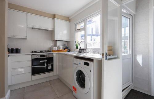 Sanjo Suite - Sleek 2BR Home with Parking & WIFI - Foto 13