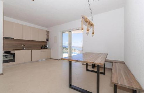 2 Bedroom Amazing Apartment In Lukovo - Foto 4