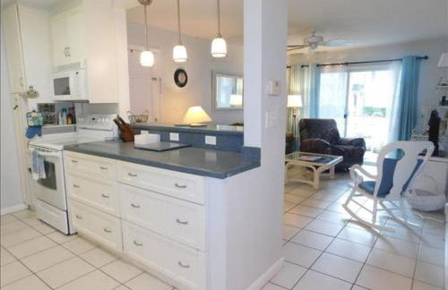 H5 close to the front pool and clubhouse downstairs by lake - Foto 11