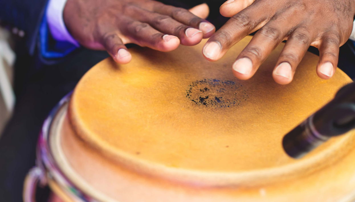 Clase de percusión en Trinidad
